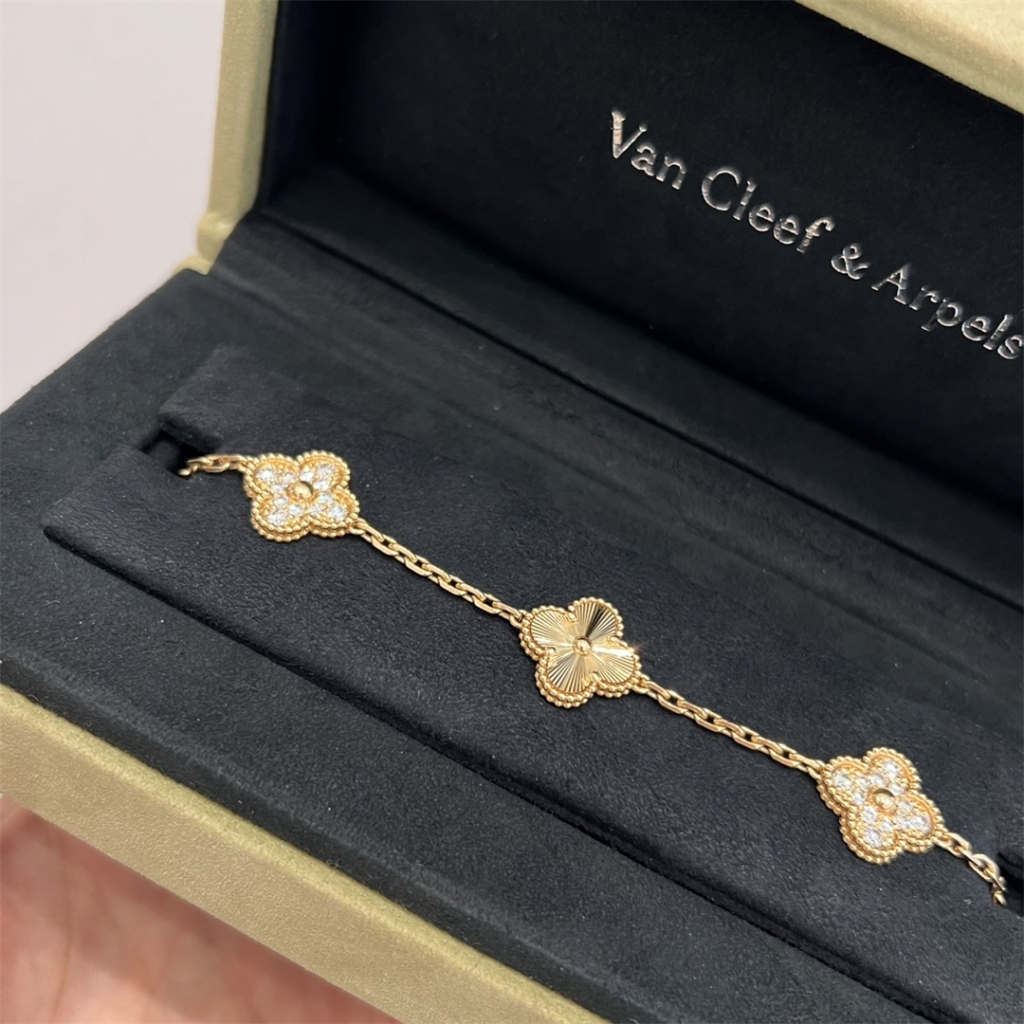 18K Gold Van Cleef & Arpels 5 Motifs Bracelet, Stone, Diamonds - Van Cleef & Arpels Jewelry - 2