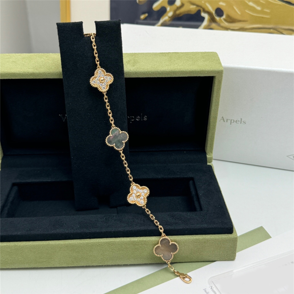 18K Gold Van Cleef & Arpels 5 Motifs Bracelet, Stone, Diamonds - Van Cleef & Arpels Jewelry - 4